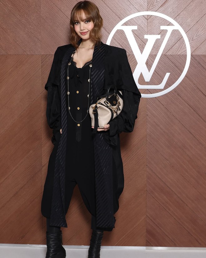 Lisa bí ẩn như điệp viên ở show Louis Vuitton, 